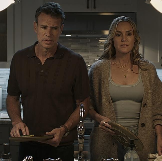 Scott Foley y Erinn Hayes en una imagen de la dramedia estadounidense, No es así.