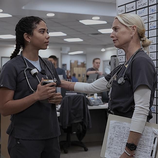 Laëtitia Hollard y Katherine LaNasa como Emma Nola y Dana Evans en una imagen de la segunda temporada de The Pitt.