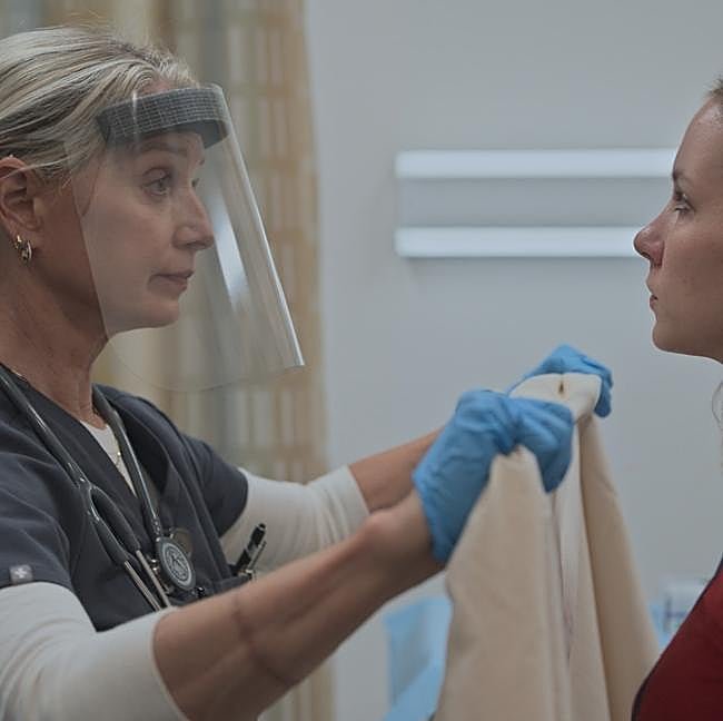 A la izquierda, Katherine LaNasa en una de las mejores escenas de las segunda temporada de The Pitt.