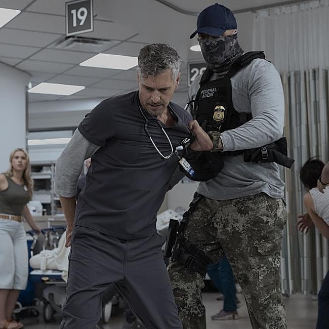 Un instante del úndecimo episodio de la segunda temporada de The Pitt, en el que el ICE llega a urgencias y termina llevándose al enfermero Jesse.