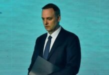 Manuel Adorni ubicó a su círculo íntimo en el Correo Argentino con sueldos que superan al de Javier Milei