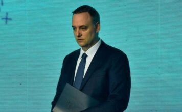 Manuel Adorni ubicó a su círculo íntimo en el Correo Argentino con sueldos que superan al de Javier Milei