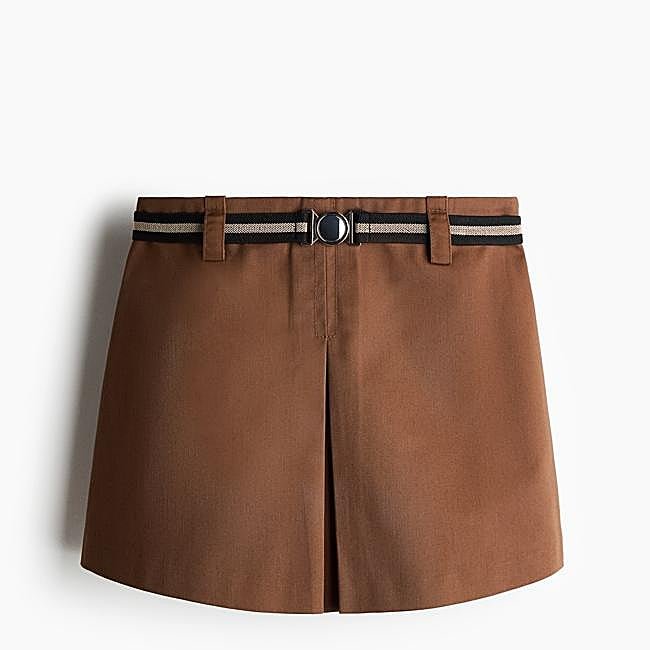 Short sastre marrón con cinturón, 24,99 euros.