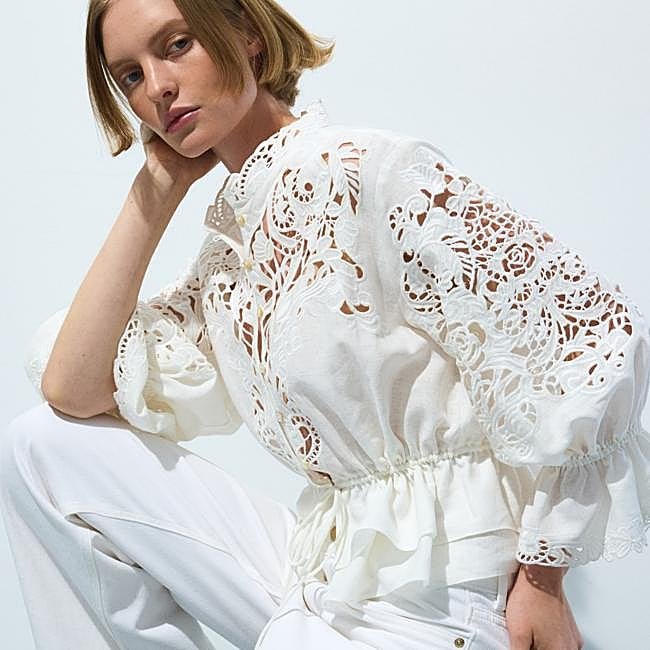 Blusa blanca bordada, 69,99 euros.