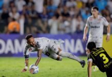 Neymar tardó 3 minutos en hacer un gol en la Sudamericana, pero casi se va expulsado y el Santos empató para ayudar a San Lorenzo