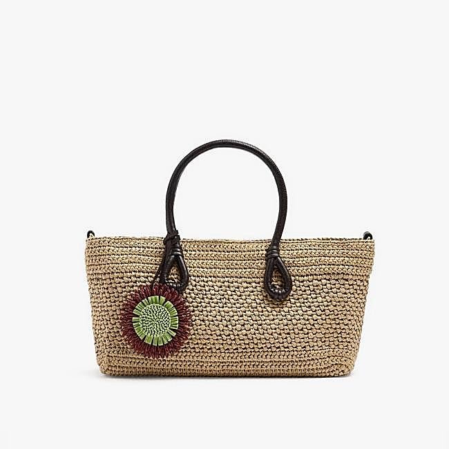 Bolso tote efecto rafia con colgante (25,99€)