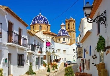 El pueblo blanco de Alicante que no tiene nada que envidiar a Santorini: cúpulas azules icónicas, herencia medieval y la experiencia termal más relajante