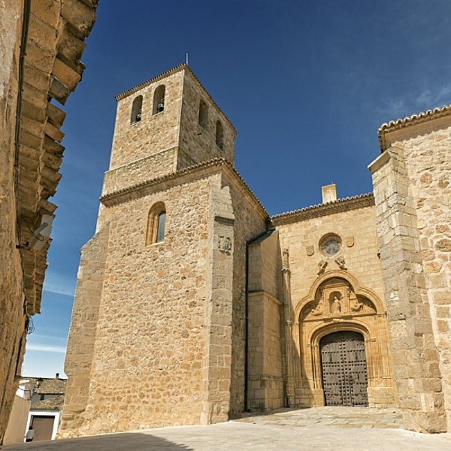 La colegiata de San Bartolomé fue mandada construir por Juan Pacheco en el siglo XV.