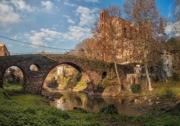 El secreto mejor guardado de Girona es este pueblo medieval en zona volcánica con un monasterio románico rosa