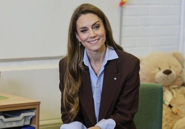 La camisa azul: el básico infalible que usan siempre las royals