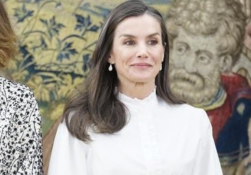 El look con el que la reina Letizia se adelanta a la primavera: la blusa más romántica y los pantalones de oficina más favorecedores