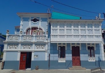 Este pueblo marinero de Galicia despierta pasiones: casas de colores, un pasado de novela y el deseo de Almodóvar