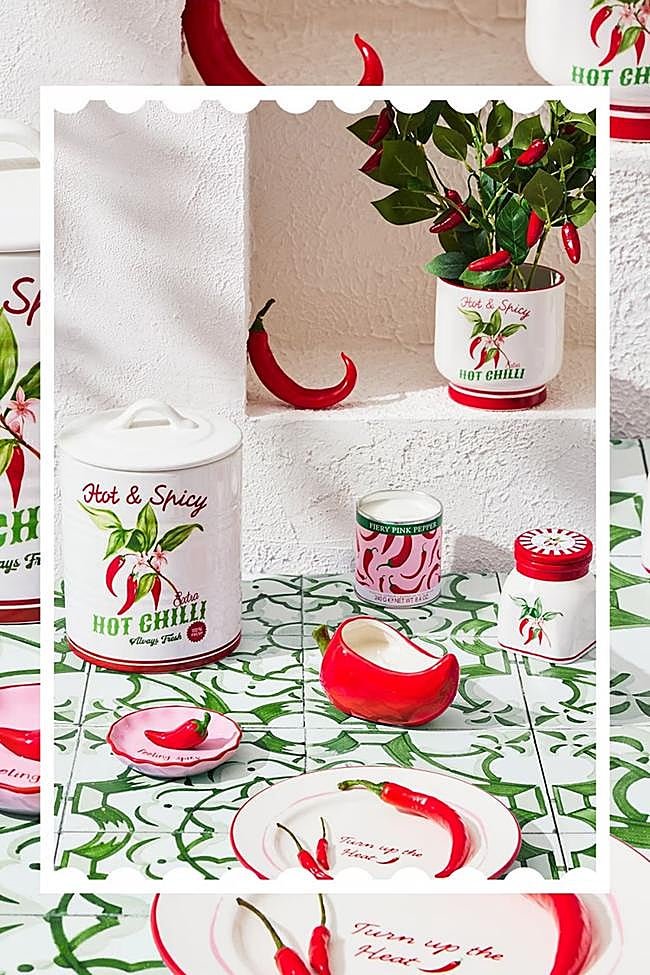 Los tarros de cerámica cuestan 12 euros cada uno, la maceta y la vela, 5 euros cada una y la taza, 4.50 euros.