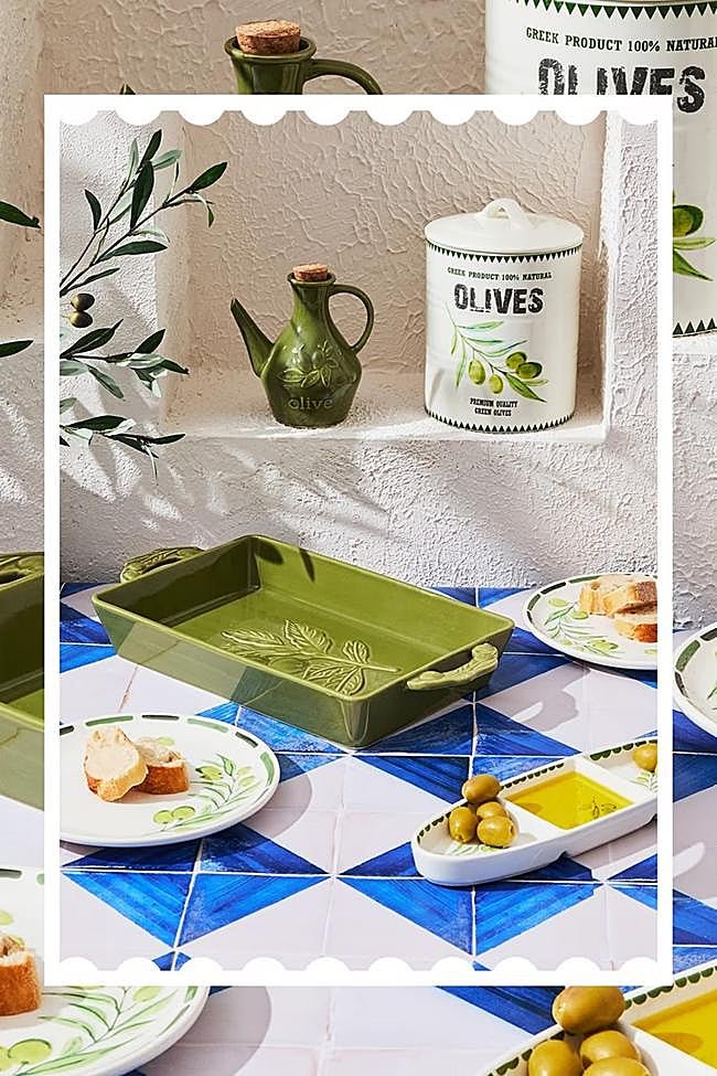 El tarro de olivas cuesta 12 euros; la fuente verde, 14 euros y la aceitera, 7 euros.