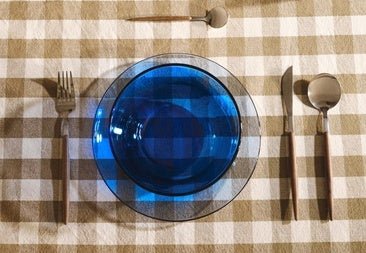 La vajilla retro de platos irrompibles que amará tu abuela está en Lefties Home