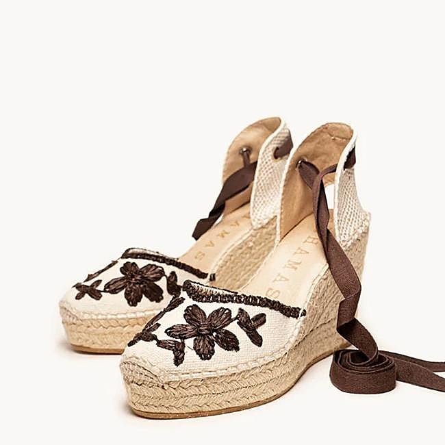 Alpargatas con bordado a contraste en marrón de Alhamas.