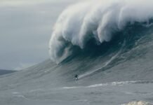 Sebastian Steudtner establece un nuevo récord mundial al surfear una ola de 28.57 metros en Nazaré