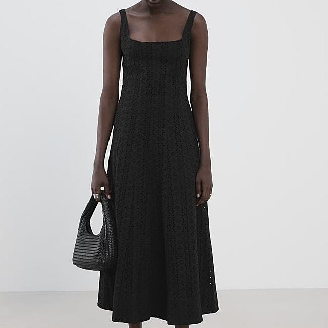 Vestido negro midi de tirantes de Mango, 49,99 euros.