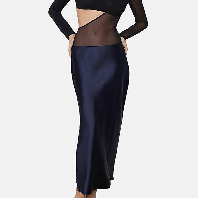 Falda satinada azul de Tezenis, 26,50 euros.