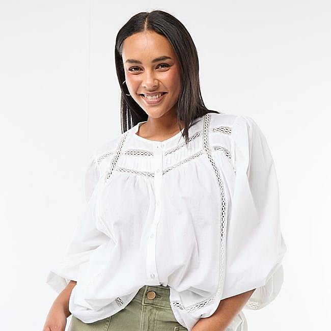 Blusa romántica con volantes de Kiabi, 22 euros.