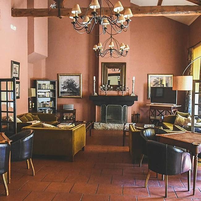 El salón, un lugar en el que el mobiliario y la calefacción han experimentado numerosos cambios.