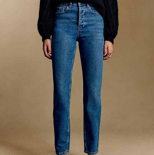 Vaquero tubo estufa de corte recto clásico de Sézane, 100 euros.