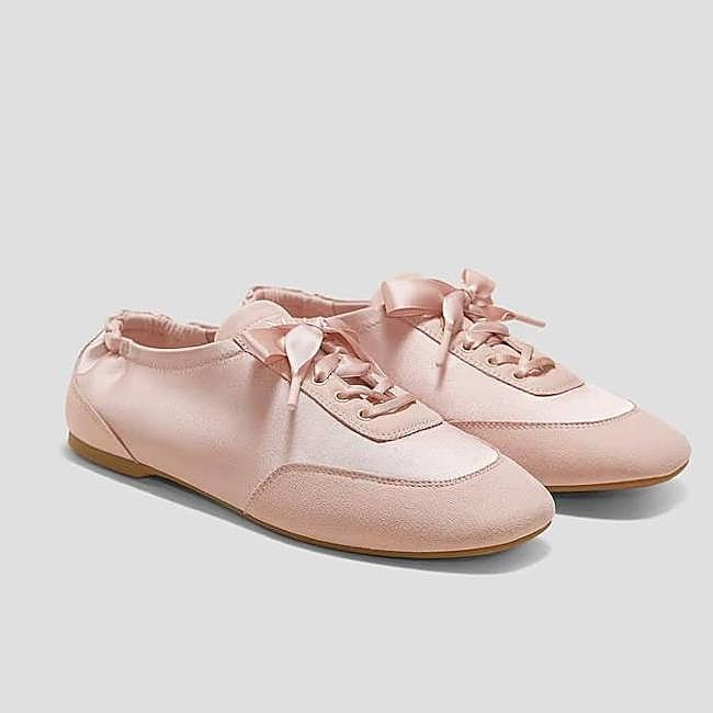 Zapatillas de satén con cordones y punta cuadrada (170€)