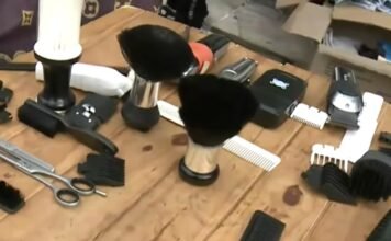 Barberos solidarios cortan el pelo a personas en situación de calle en Córdoba