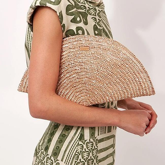 Bolso de mano tipo abanico de Zahati.