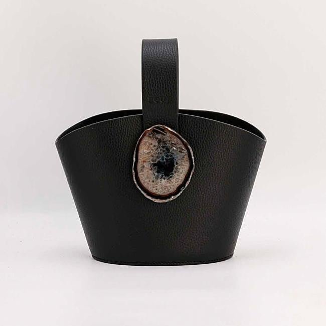 Bolso de mano en negro con detalle de piedra de Ecue.