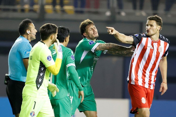 Barracas Central perdió 2-0 contra Audax Italiano y se despidió de la Copa Sudamericana. Foto: EFE/ Elvis González