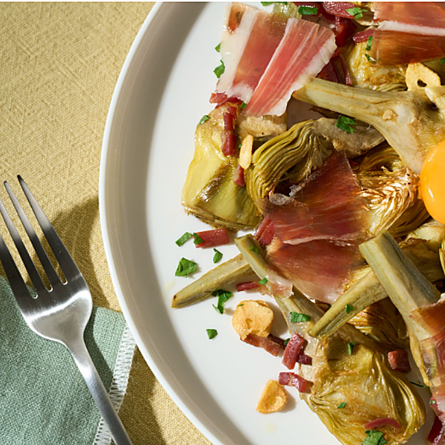 Alcachofas con jamón y yema de huevo