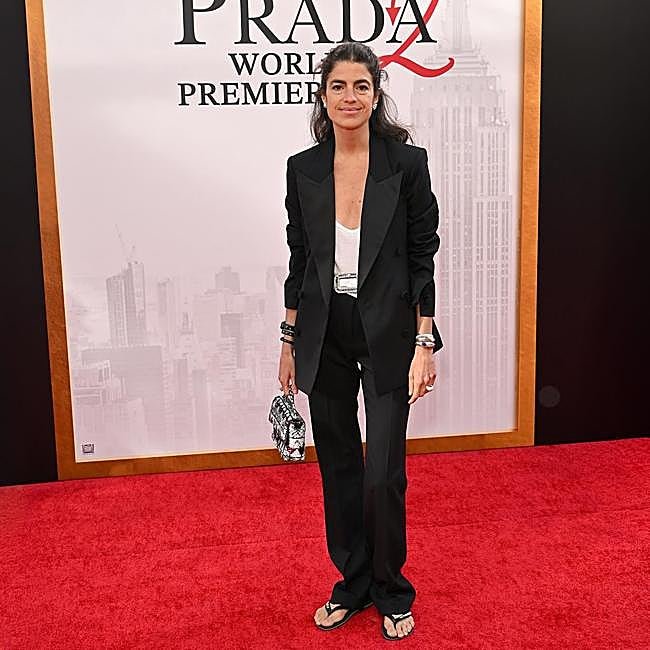 Leandra Medine Cohen luciendo unas chanclas en la première de El Diablo Viste de Prada 2