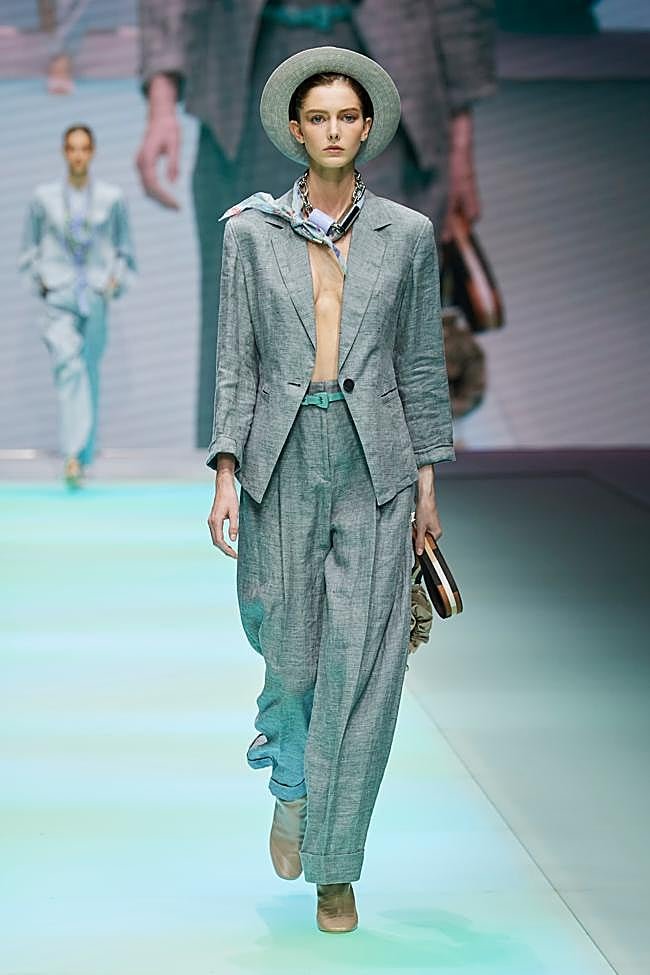 Un look de lino de Emporio Armani SS22.