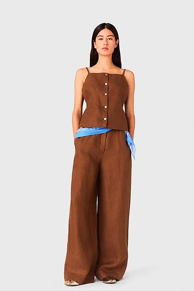 Conjunto de dos piezas compuesto por chaleco y pantalón fluido en marrón con tejido de lino y algodón de Maje.