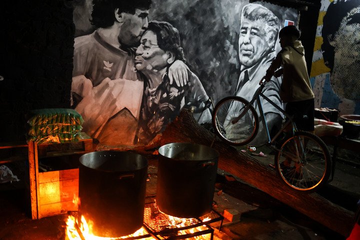 A eso de las 20 de cada jueves, se acercan chicos, viejos, padres o gente sola a buscar su comida. Foto: Antonio Becerra 