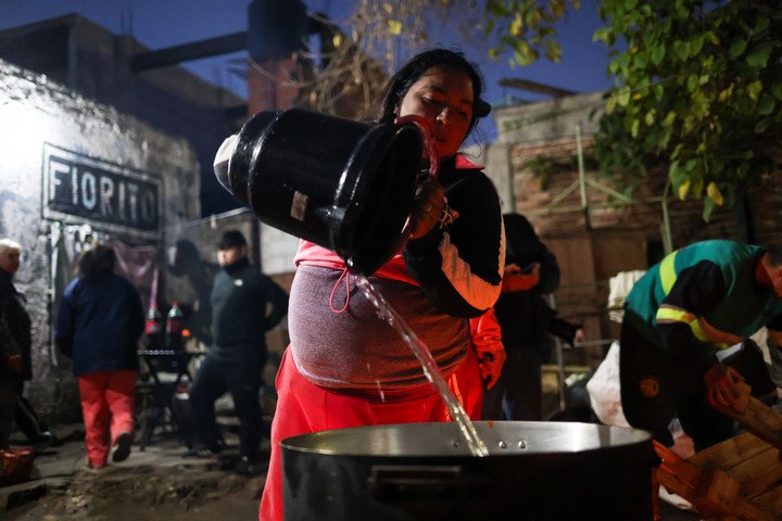 María le agrega agua al guiso que prepara. Foto: Antonio Becerra 