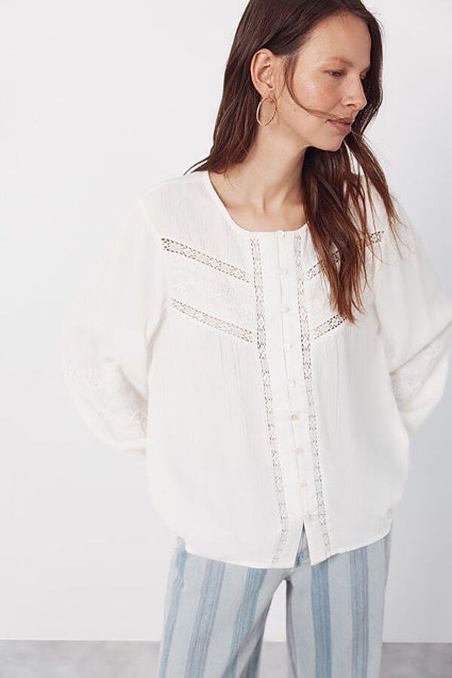 Blusa con bordados de Cortefiel (59,99 euros)