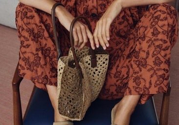 Tres maneras sencillas y elegantes de llevar un bolso de rafia