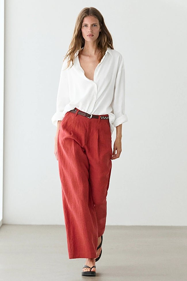 Pantalón rojo de Massimo Dutti (69,99 euros)