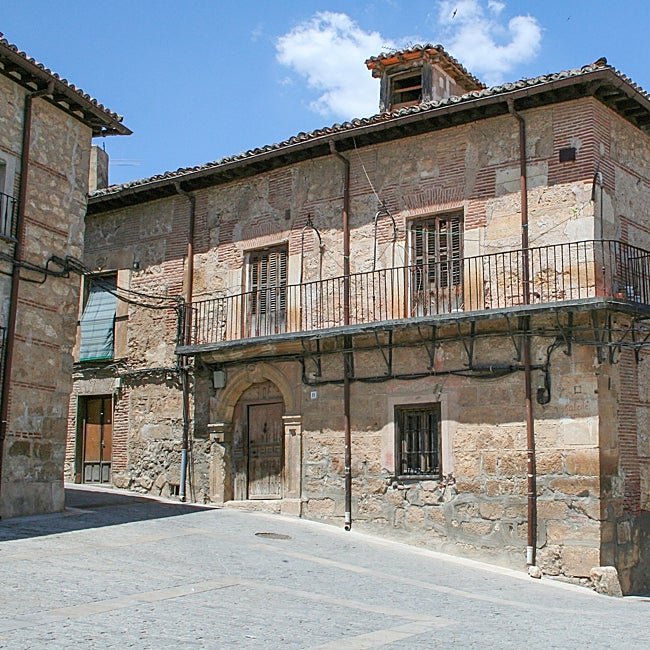 En la plaza de la Montera se ven dos casas típicas castellanas.