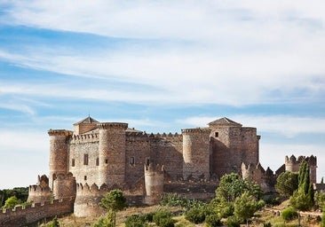 Por qué este pueblo de Cuenca es el mejor plan primaveral: el castillo de la elegante Eugenia de Montijo, una bella colegiata y murallas