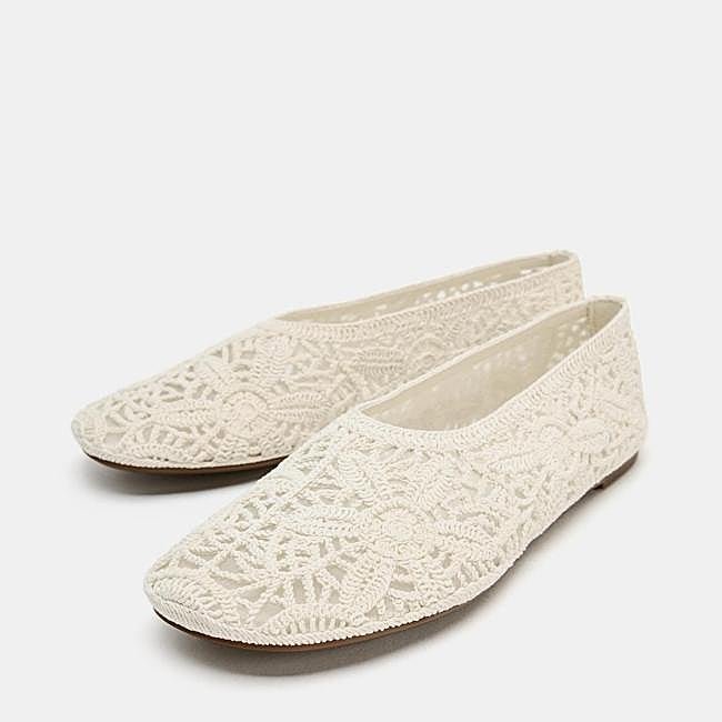 Bailarinas de croché en color blanco de Zara.
