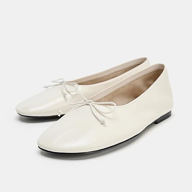 Bailarinas de piel en color blanco de Zara.