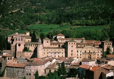 Este pueblo de Burgos es todo un lujo primaveral: un monasterio de reyes, calles con encanto y naturaleza