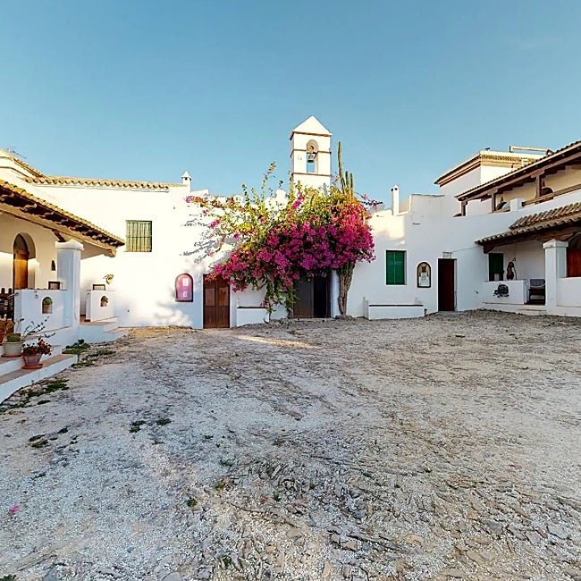 El Palomar de la Breña es una hacienda del siglo XVIII con un palomar histórico.