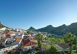 Si te gustó Frigiliana, te va a encantar este otro pueblo blanco de Málaga: un paraíso natural exuberante, con cuevas y cerca del mar