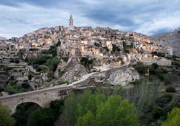 Este pueblo de Valencia es de cuento y puedes recorrerlo a pie por una ruta mágica: del barrio medieval a las cuevas-ventana