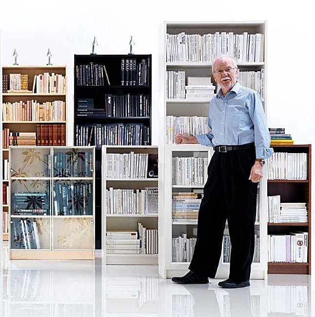 Gillis Lundgren con la estantería BILLY, su gfran obra maestra.