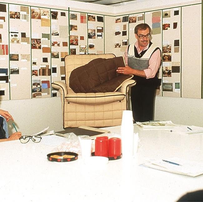 Gillis Lundgren mostrando uno de sus diseños.
